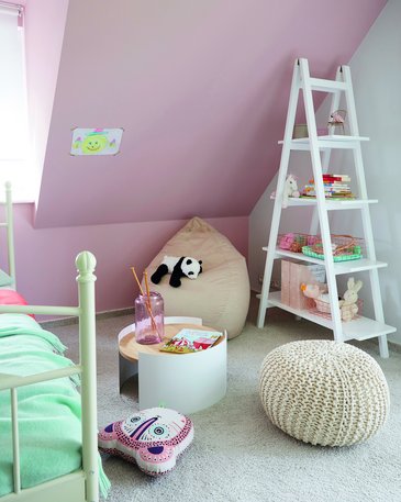 Helles, modernes Mädchen Kinderzimmer in weiß und rosa mit Alpina Feine Farben Wandfarbe.